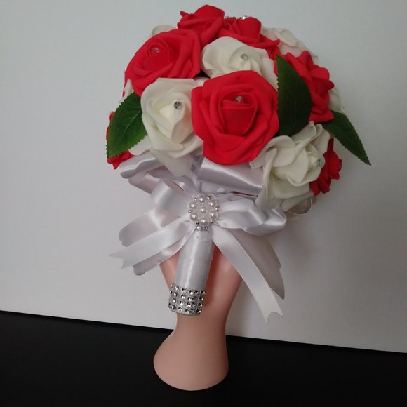Bouquet of red and white foam roses, wedding bouquet, bouquet of XV years. - Picture 4 of 14